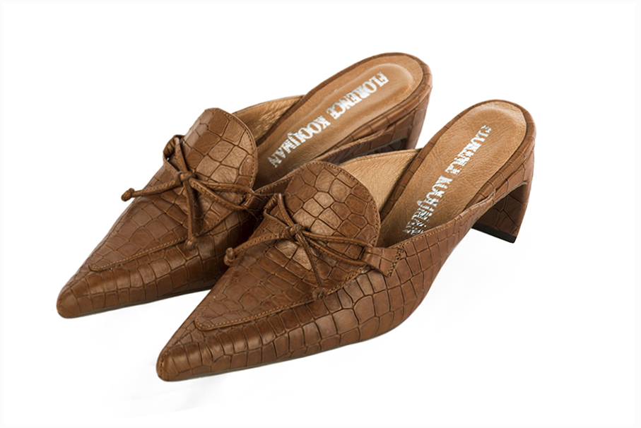 Mules mocassin élégantes et raffinées, coloris marron caramel. Bout pointu. Mi-haut à haut. Talon virgule. Cérémonie, soirée, cocktail, évènementiel. Personnalisation : Choix des cuirs, 
                des couleurs et des talons. Petites et grandes pointures. - Florence KOOIJMAN